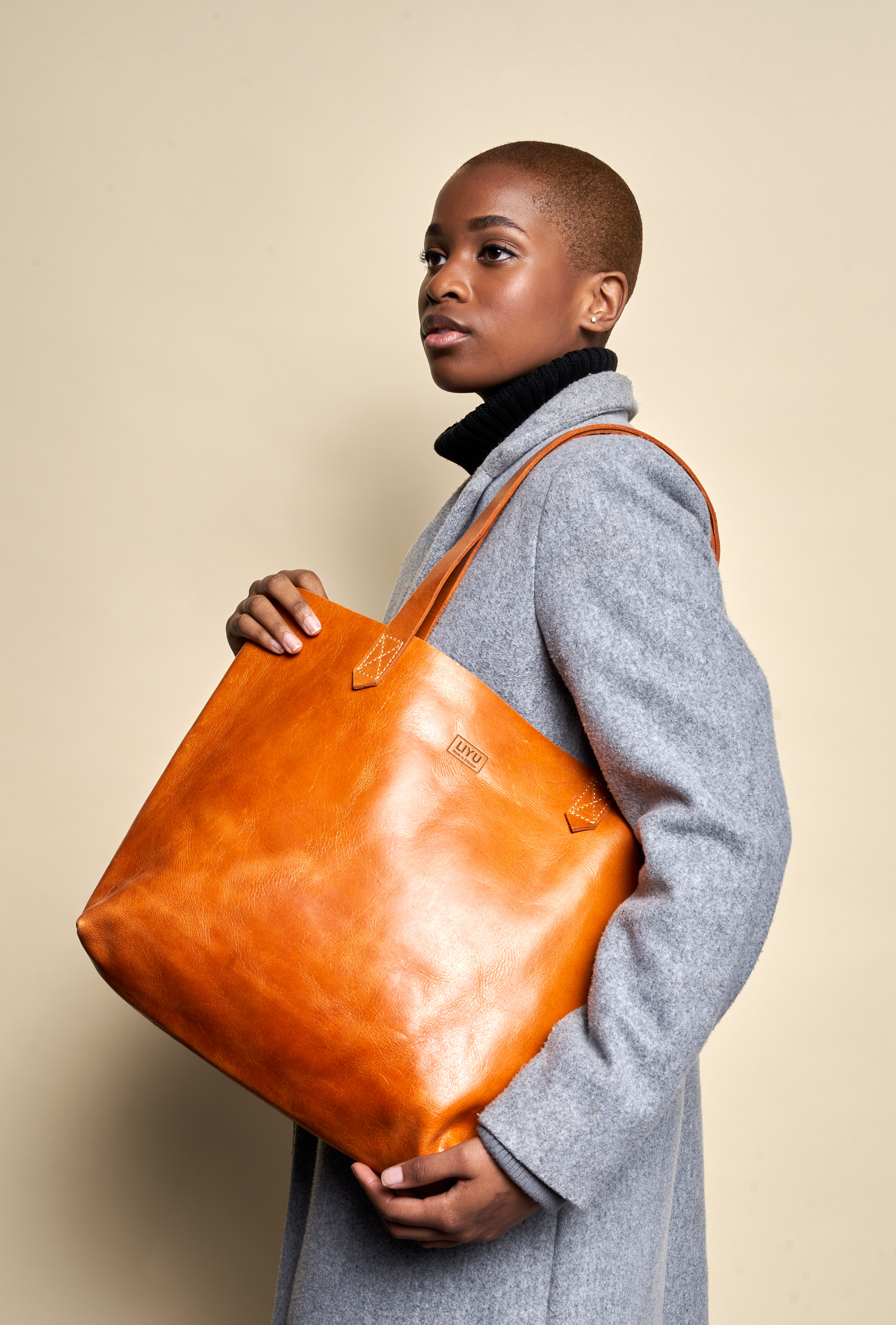 How to clean a leather bag